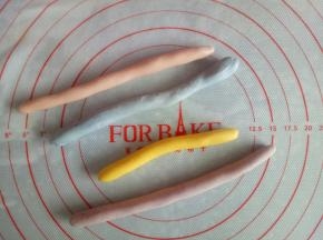 各种颜色的面团搓长条