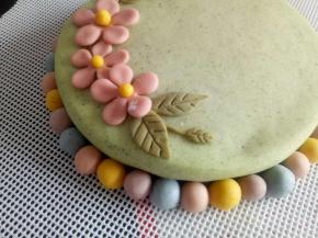 颜色间隔开摆在蛋糕底的周围