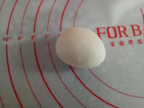 再取25克白面团，滚圆，整形成椭圆