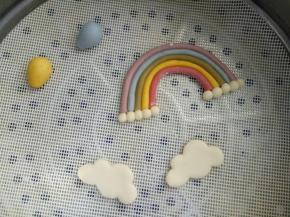 把蛋糕的配件也分别做好，也可以发挥你自己的想象，做一些不同的配件