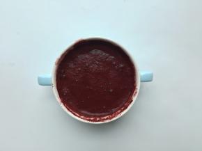 酵母完全溶于水后，加入红曲粉搅匀（红曲粉与面粉直接先混合也可以）