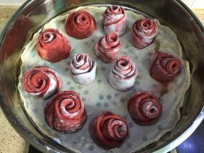 全部完成整形的玫瑰花放入垫好湿蒸笼纱布的蒸架上（先整形完的已经发得很厉害了，哈哈，个子都不一样了）蒸锅内放冷水，蒸架放入后，盖上盖子醒面10-20分钟，夏天醒面会快一点，然后开火蒸，先开大火等水沸腾后，转中小火蒸10-15分钟，最后关火焖5分钟后再揭开锅盖