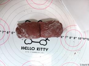 .面片从最上面的那一张开始沿着按压的线卷起来，最后再搓几下使面片之间贴合更紧密