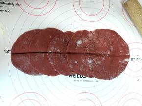 面片有的叠四片有的叠五片，这样最后成品有大有小更好看，叠法如图所示，再用刮板从面前中间按一道