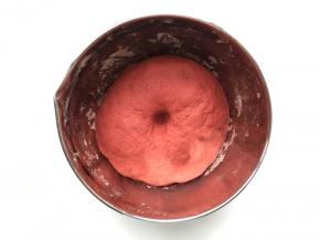 等面团发酵至原来的2倍大，用手指戳面团不会回缩就表示发酵成功了