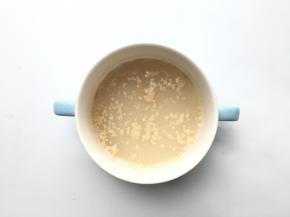 酵母倒入一个小碗中，加适量凉水化开