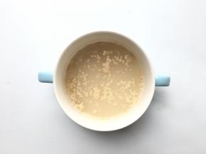 酵母倒入一个小碗中，加适量凉水化开