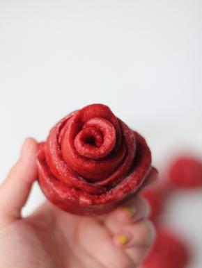 蒸好的玫瑰花馒头