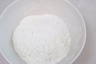 加入细糖，拌均匀。