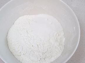 加入细糖，拌均匀。