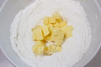 软化后的黄油加入到混合食材中。