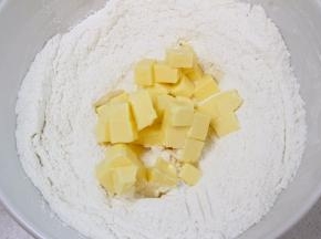 软化后的黄油加入到混合食材中。