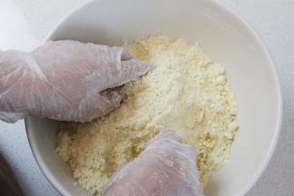 用手将黄油和面粉材料搓成细砂粒状。