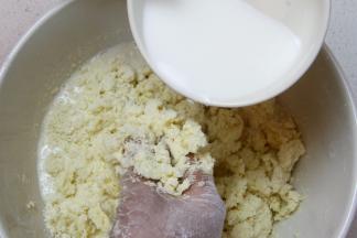 牛奶倒入，拌匀后用揉成面团。