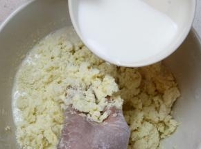 牛奶倒入，拌匀后用揉成面团。