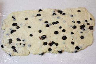 将面团上下都垫保鲜膜，擀成约1cm厚的饼状。