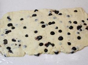 将面团上下都垫保鲜膜，擀成约1cm厚的饼状。