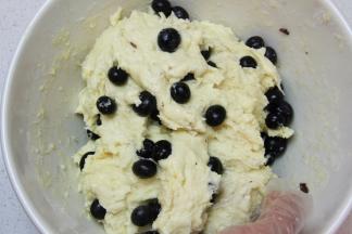 加入新鲜蓝莓，揉匀即可。面团盖好松弛约30分钟。