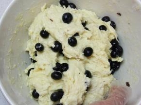 加入新鲜蓝莓，揉匀即可。面团盖好松弛约30分钟。