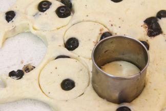 用慕斯圈模具压出形状后，排入烤盘。