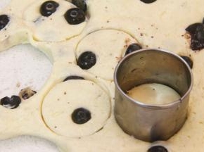 用慕斯圈模具压出形状后，排入烤盘。