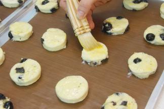 在面团表面扫一层打散的蛋黄液。