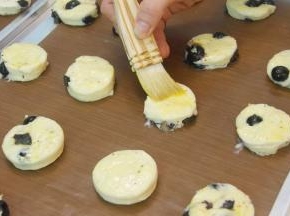 在面团表面扫一层打散的蛋黄液。