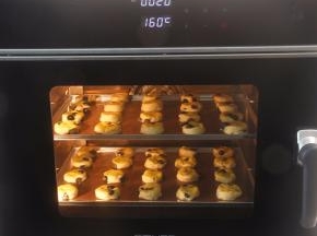 COUSS电烤箱CO-960S，提前160度预热好，预热完成提示音响后2层烤盘间隔放入，烘烤约20分钟即可。