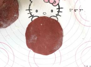 用擀面杖把小剂子擀成中间略厚外围薄的面片