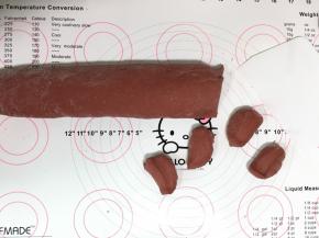 给面团排气，揉成一个长条的圆柱体，切出几个小剂子
