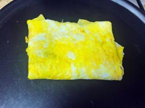 用工具将煎饼卷上或叠上，定型，出锅。