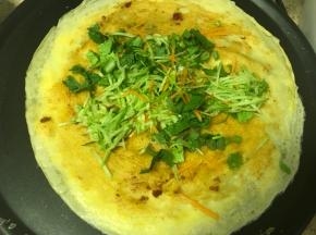 放入各种蔬菜丝，也可以放上薄脆或油条、火腿等。