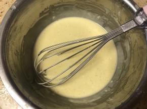 玉米面与面粉放入大碗混合均匀后，分次加入适量水，边加水边搅拌，直到成为无颗粒均匀的面糊，浓稠度类似于米糊。