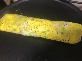 这个是卷起来的造型，里面加了金枪鱼肠。