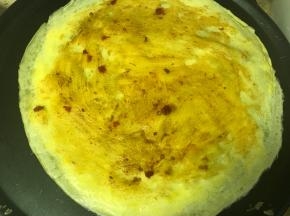 把饼翻过来刷上甜面酱、辣椒酱。