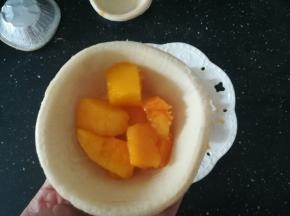 放入适量的芒果丁在蛋挞皮里？六分满就可以了。