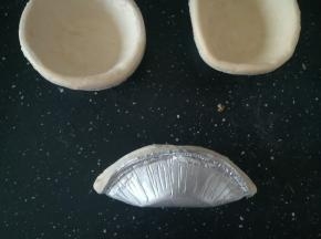 对半捏合。不用往死里捏哈。