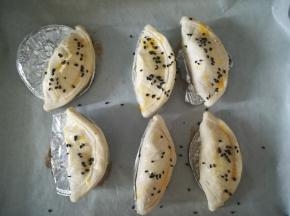 取出锡纸，刷上蛋液，撒上黑芝麻。