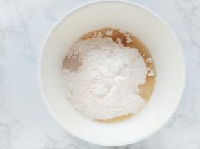 在盆中加入金龙鱼面包粉，糖，盐，干酵母和橄榄油。