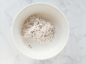 盖上盖子，室温发酵半小时后，进行拉伸折叠。用刮刀分别从左右两边向中间折叠。