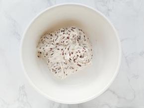 再从上下两边向中间折叠。