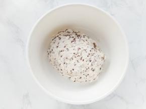 最后用刮刀将面团翻转，使光滑面朝上。盖上盖继续室温发酵。以后每半个小时折叠一次，一共折叠3次。每次都可以感觉到面团弹力的增加，面团也越来越光滑。