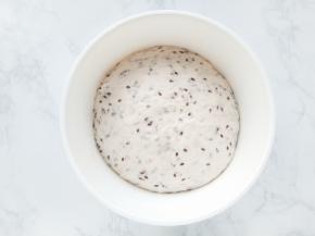 将面团放入冰箱冷藏过夜。取出时，发酵后体积约2倍大。回温半小时。