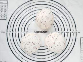 将面团倒在操作台上，分割成3等份，排气滚圆静置10分钟。