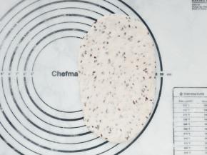 取一个面团，从中间开始分别向上向下擀开成椭圆形。