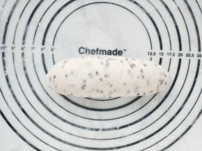 翻面后从短边卷起，封口，成橄榄形。