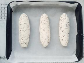 依次卷好所有面团，放入烤盘中。盖上发酵布，温暖湿润处发酵40分钟左右。