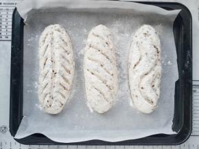 发酵完成后，表面喷水撒粉，割包。