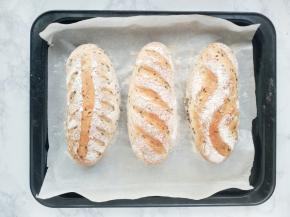 送入预热好的烤箱，中下层上下火205度烤20分钟左右，出炉后立即脱模晾凉。