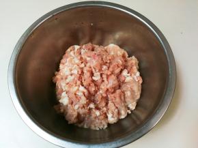 将肉糜放入盘中